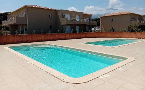 Cervione House | Maison bord de mer a Cervione dans résidence Torra Mare à 20221 Prunete avec piscine collective copropriétaires et matériels de ventilateur dans toutes les pièces