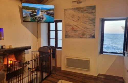 Tollare House | Maison de pêcheur les pieds dans l'eau