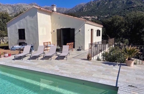 Urtaca Villa | Maison récente avec piscine privée à la campagne.