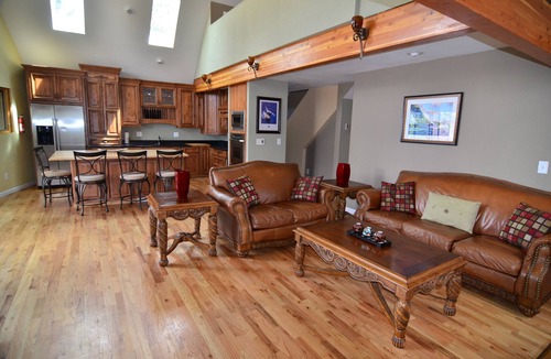 Flagstaff Cabin | Majestic Mountain Chalet with Deck and Hot Tub