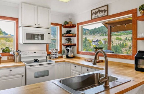 Jardine House | `Mammoth Overlook of Yellowstone` Mountain Views! Near North Entrance!