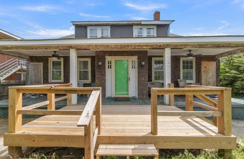 Willoughby Spit Cottage | Manor and Mutts #1 (4-Bedroom Cottage) - Pets Allowed by RedAwning