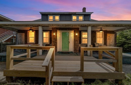 Willoughby Spit Cottage | Manor and Mutts #2 (3-Bedroom Cottage) - Pets Allowed by RedAwning