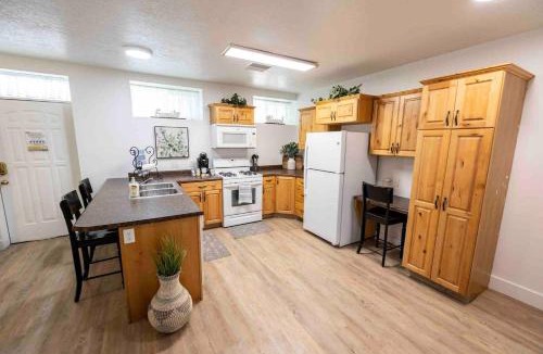 Mount Pleasant Apartment | Maple Canyon w/Kitchen&wash+dry