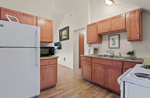 West Central Apartment | Maple Leaf Manor Suites