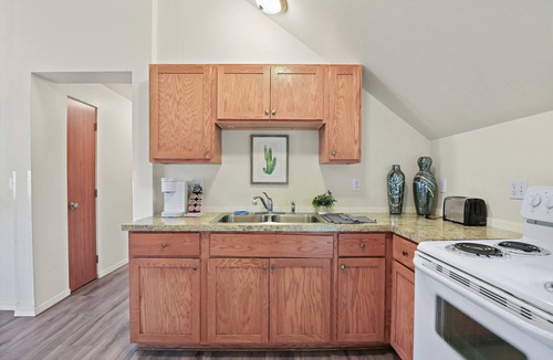 West Central Apartment | Maple Leaf Manor Suites