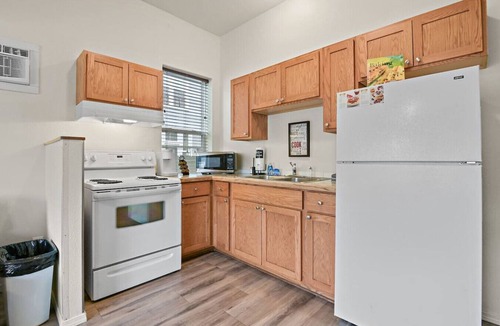 West Central Apartment | Maple Manor Central Retreat