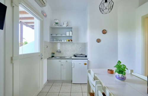 Parasporos Apartment | Marili Ground-Floor Two-Room Apartment with Kitchen & Garden View in Paros