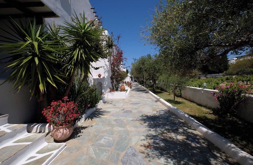 Parasporos Apartment | Marili Ground-Floor Two-Room Apartment with Kitchen & Garden View in Paros