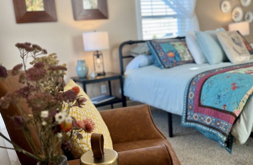 Moscow House | Meadowlark Heritage Farm-cation Close to Town, but country and mountain views!