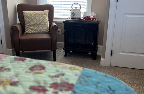 Moscow House | Meadowlark Heritage Farm-cation Close to Town, but country and mountain views!