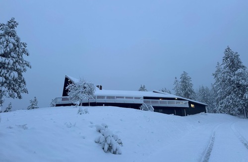 Mica House | Mica Peak Escape 50 Mile View over The “Palouse Scenic Byway”25 min of CDA Idaho