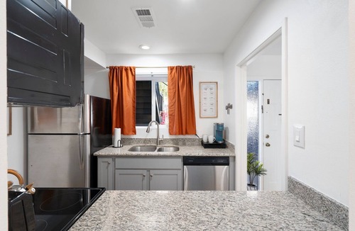 Fashion Square Condo | Mid-Century Condo w/Pool; Walk to Old Town; Mall