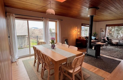 Moscow House | Mid-Century Modern Gem - 3BR/2BA Family Friendly Home w Modern Amenities