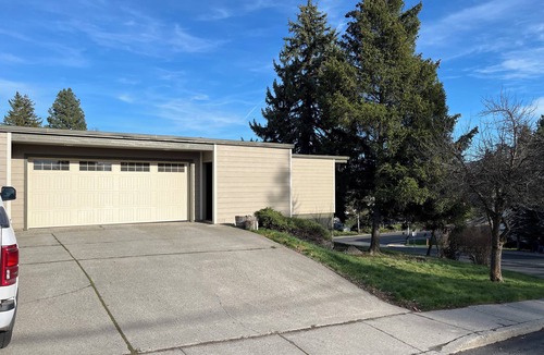 Moscow House | Mid-Century Modern Gem - 3BR/2BA Family Friendly Home w Modern Amenities
