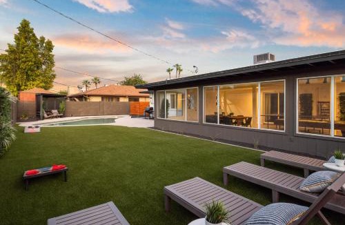 Village Grove House | Mid-century Modern Scottsdale Home w Heated Pool