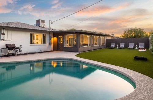 Village Grove House | Mid-century Modern Scottsdale Home w Heated Pool