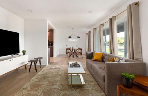 Village Grove House | Mid-century Modern Scottsdale Home w Heated Pool