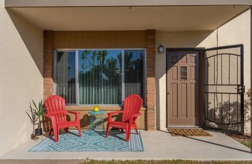 Fashion Square Apartment | Mid-Century Stay with Pool is Walkable to Old Town and Mall