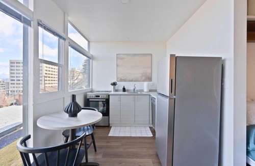 Cliff - Cannon Apartment | Midcentury Stay w Free Parking