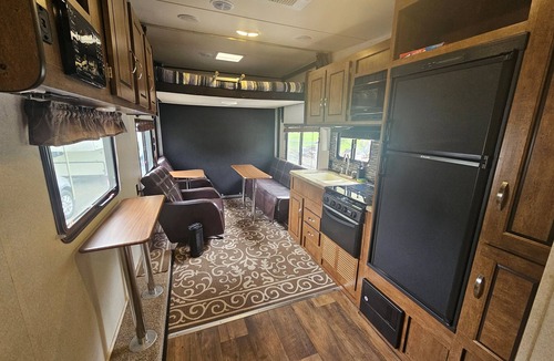 Riggins House | Midsize Camper Sleeps 4 cornhole Backyard Parking A/C