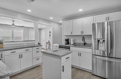 Wilmington House | ~Midtown Hub~ Compound Retreat for Large Groups - Huge Lot - 5 min to WB+Airlie