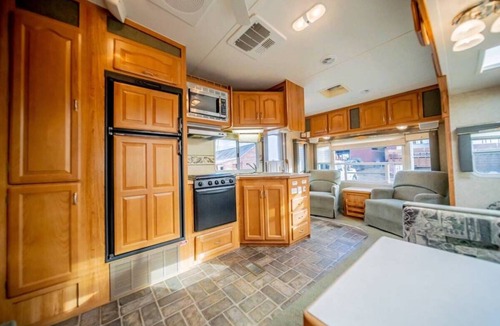St. Regis House | Minigolf Course TIGER Camper Hot Tub - AC - Furnace - Fully Furnished