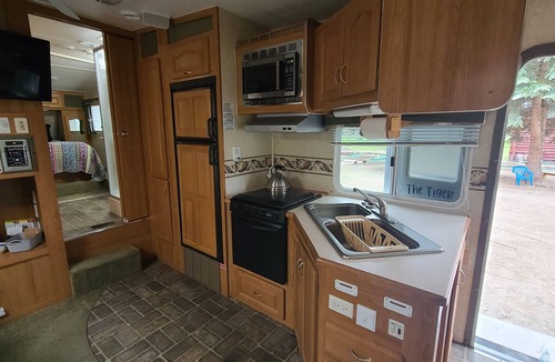 St. Regis House | Minigolf Course TIGER Camper Hot Tub - AC - Furnace - Fully Furnished