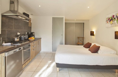 Calvi Villa | minivilla lilas indépendante à Calvi avec jardin et piscine, jardin et bbq