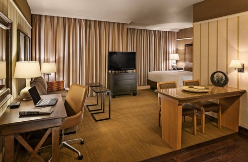 Gainey Village Villas Hotel | Minutes Away from Phoenix Art Museum! Enjoy Full Kitchen & Free Parking!