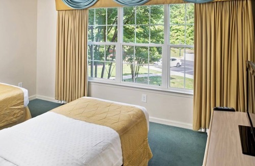 Berkeley Resort | Minutes from Colonial Williamsburg Attractions! Mini-Golf, Kitchen, Pool, Gym