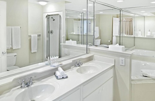 Berkeley Resort | Minutes from Colonial Williamsburg Attractions! Mini-Golf, Kitchen, Pool, Gym