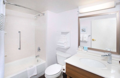 Parole Hotel | Minutes from History: 2 Relaxing Units w/Free Breakfast Near Downtown Annapolis