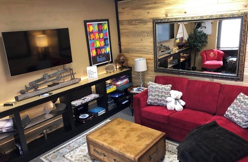 Heart of Missoula Condo | Missoula Red Room Penthouse Suite - DOWNTOWN MISSOULA