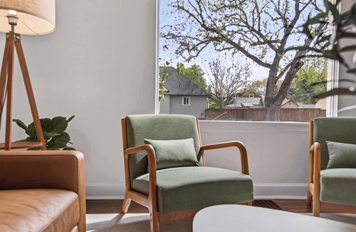 North End House | Modern 10th St Retreat: Downtown & Hyde Park