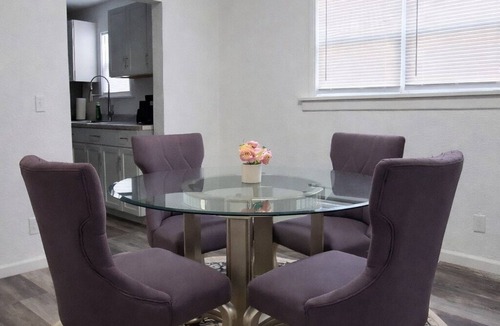 Ottawa House | Modern 2BR Home Near Toledo Hospital AC, Fiber Wi-Fi, Free Parking