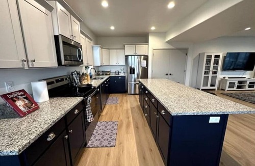 Price House | Modern 3-Story House w/Rooftop