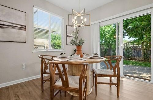 Davis House | Modern 3BR Davis Retreat