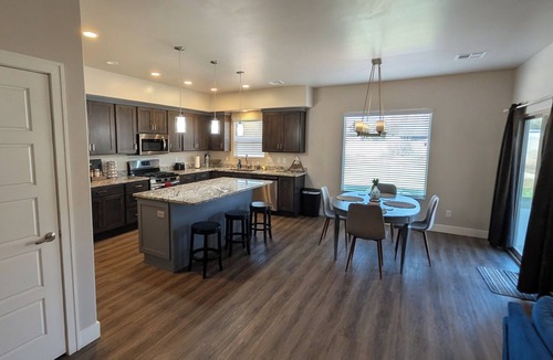 Hildale House | Modern 3BR Hildale Oasis near Zion, King Bed & Balcony, Massive Cliff Views!
