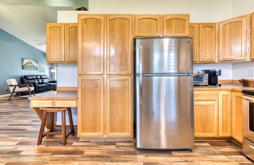 Hamilton House | Modern 3BR w/Mountain Views Sleeps 8 2 car garage plus extra parking