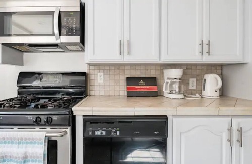 Shoreline West House | Modern 4bd Getaway In Downtown MV With Pool!