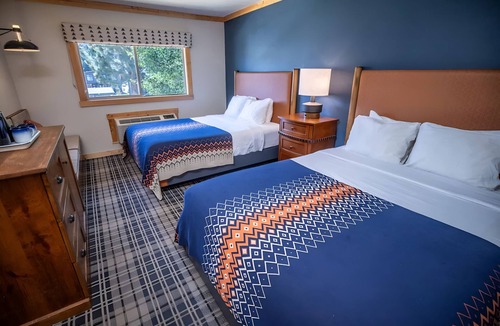 Mammoth Lakes Hotel | Modern Alpine Room Near Mammoth Mountain! Pool, Ski trips, Free Parking! 3 Units