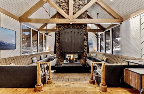 Mammoth Lakes Hotel | Modern Alpine Room Near Mammoth Mountain! Pool, Ski trips, Free Parking! 3 Units