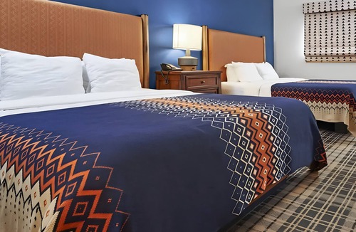 Mammoth Lakes Hotel | Modern Alpine Room Near Mammoth Mountain! Pool, Ski trips, Free Parking! 3 Units