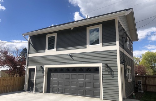 Manito Apartment | Modern Apartment 2 blocks from Manito Park