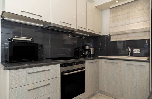 Thissio Apartment | Modern Apartment in Thiseio with Balcony