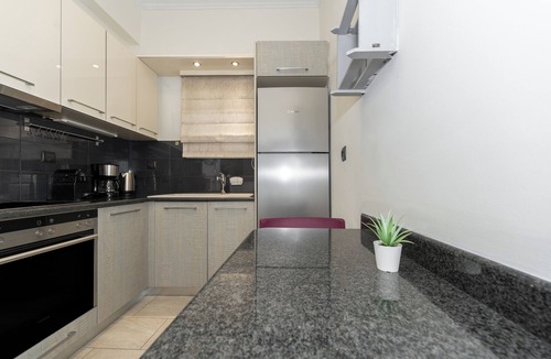 Thissio Apartment | Modern Apartment in Thiseio with Balcony