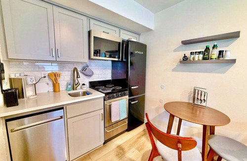 Sellwood-Moreland Apartment | Modern-Boho Studio with Private Zen Patio – Sellwood, Portland