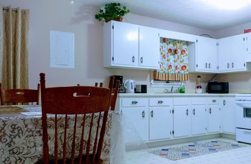 Horse Cave House | Modern Brick Home 9.2 mi to Mammoth Cave Sleeps 10