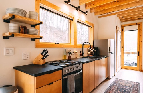 Frenchburg Cabin | Modern Cabin Nestled on 40 Acres w/ Hot Tub